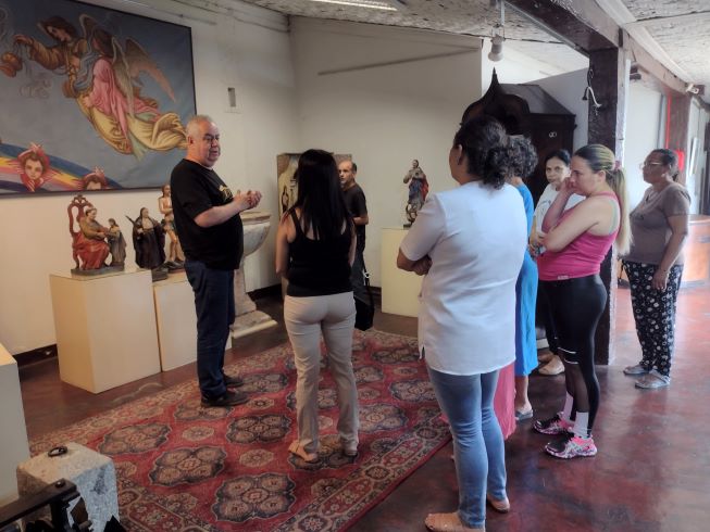 api-modulos/fotos/img/galeria_cat_culturais_535/535/13474/VISITA GUIADA POR ALAÉRCIO DELFINO, CAPS II, RESPONSÁVEL WINNIE, 10.10.2025 (1).jpg